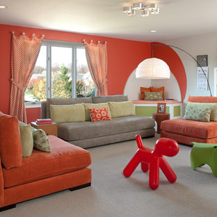 Modernes Wohnzimmer mit oranger Wandfarbe, Teppichboden und beigem Boden in Detroit