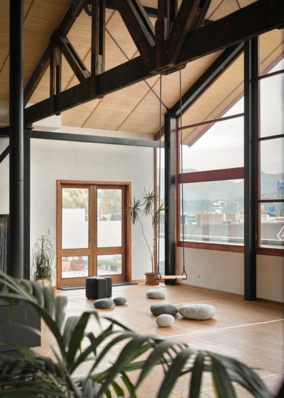 Traditional Family Room by MCAS - Max Capocaccia Architecture Studio