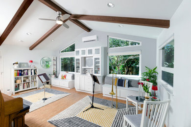 Diseño de sala de estar con rincón musical abierta tradicional renovada de tamaño medio con paredes grises y suelo de corcho