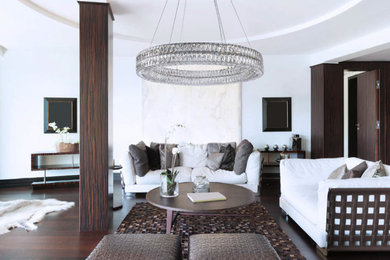Ejemplo de sala de estar abierta contemporánea de tamaño medio sin chimenea y televisor con paredes blancas, suelo de madera oscura y suelo marrón