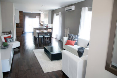 Imagen de sala de estar abierta clásica renovada con paredes grises y suelo de madera oscura