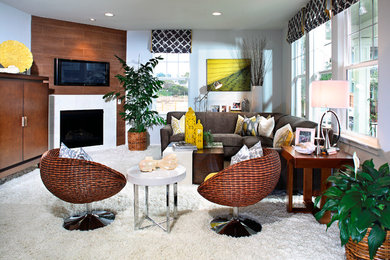 Diseño de sala de estar abierta ecléctica de tamaño medio con paredes beige, moqueta, todas las chimeneas y televisor colgado en la pared