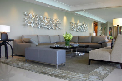Foto de sala de estar abierta contemporánea de tamaño medio con paredes grises