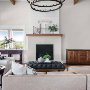 Großes, Fernseherloses, Offenes Maritimes Wohnzimmer mit grauer Wandfarbe, braunem Holzboden, Kamin, Kaminumrandung aus Holzdielen, braunem Boden und freigelegten Dachbalken in Austin