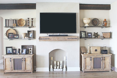 На фото: гостиная комната в стиле неоклассика (современная классика) с серыми стенами, стандартным камином и телевизором на стене с