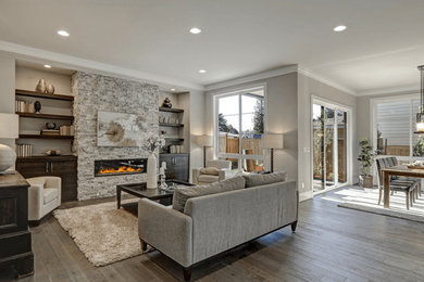 広いトランジショナルスタイルのおしゃれなオープンリビング (グレーの壁、標準型暖炉、石材の暖炉まわり、テレビなし、グレーの床、ラミネートの床) の写真