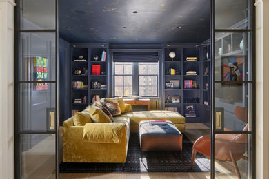 Ejemplo de sala de estar cerrada tradicional renovada con paredes azules, suelo de madera clara, suelo beige y papel pintado