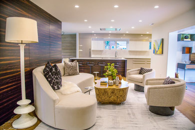 Идея дизайна: открытая гостиная комната среднего размера в стиле модернизм с коричневыми стенами, полом из ламината и коричневым полом без камина