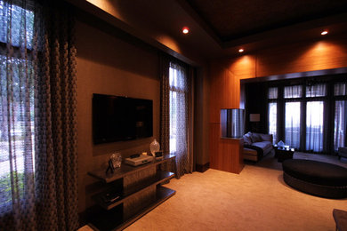 Imagen de sala de estar cerrada contemporánea extra grande sin chimenea con paredes marrones, moqueta y televisor colgado en la pared
