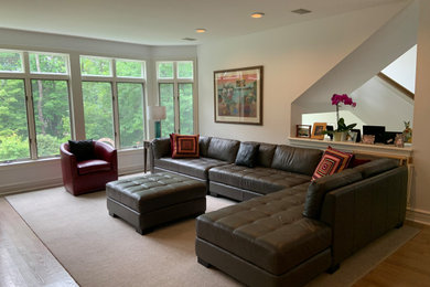 Ejemplo de sala de estar abierta actual grande con paredes blancas, suelo de madera clara y suelo gris