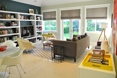 Modelo de sala de estar abierta bohemia sin chimenea con televisor independiente, paredes multicolor y alfombra