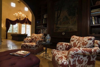 Ejemplo de sala de estar con biblioteca abierta tradicional grande sin televisor con todas las chimeneas y marco de chimenea de piedra