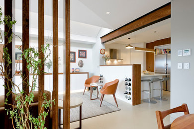 На фото: открытая гостиная комната среднего размера в стиле модернизм с белыми стенами