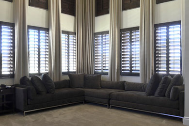Ejemplo de sala de estar cerrada tradicional renovada grande con paredes beige, moqueta y suelo marrón