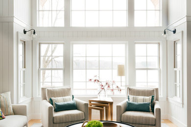 Foto de sala de estar abierta clásica renovada grande con paredes blancas, moqueta, todas las chimeneas, marco de chimenea de baldosas y/o azulejos y suelo gris