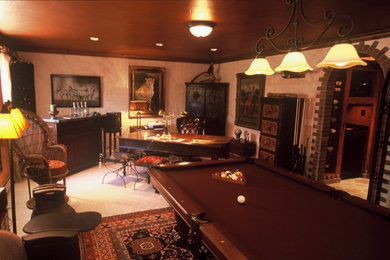 Foto de sala de juegos en casa cerrada clásica grande con paredes beige, moqueta y televisor colgado en la pared