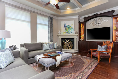 Diseño de sala de estar abierta clásica de tamaño medio con paredes beige, suelo de madera en tonos medios, chimenea de esquina, marco de chimenea de yeso y pared multimedia