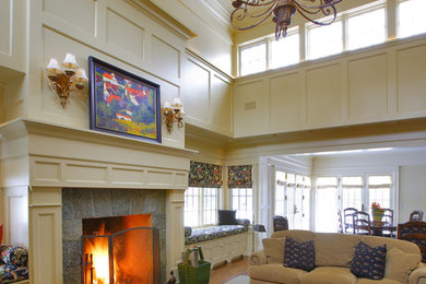 Стильный дизайн: огромная открытая гостиная комната в классическом стиле с паркетным полом среднего тона, стандартным камином и фасадом камина из дерева - последний тренд