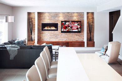 Modern inredning av ett stort allrum med öppen planlösning, med vita väggar, en väggmonterad TV, ett spelrum, klinkergolv i porslin, en bred öppen spis och en spiselkrans i sten
