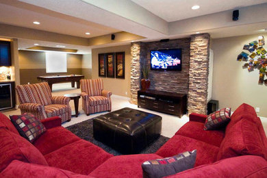 Modelo de sala de estar con barra de bar cerrada clásica renovada grande sin chimenea con paredes beige, moqueta y televisor colgado en la pared