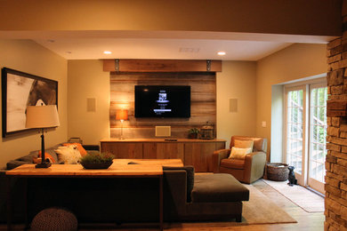 Mittelgroßes, Abgetrenntes Rustikales Wohnzimmer mit beiger Wandfarbe, braunem Holzboden, Kamin, Kaminumrandung aus Stein und TV-Wand in Cleveland