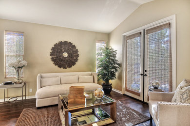 Imagen de sala de estar tradicional renovada de tamaño medio sin chimenea y televisor con paredes beige, suelo de madera pintada y suelo marrón