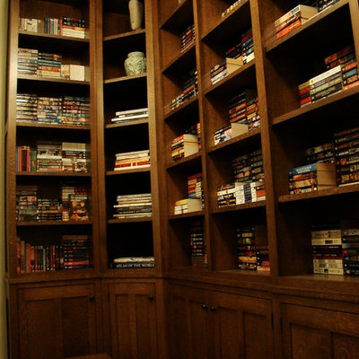 Example of a mid-sized arts and crafts loft-style dark wood floor family room library design in New York with white walls