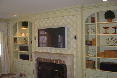 Mittelgroßer, Abgetrennter Hobbyraum mit grüner Wandfarbe, Kamin, Kaminumrandung aus Stein und TV-Wand in New York