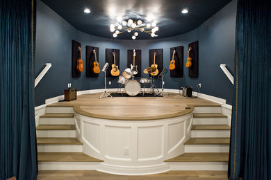 Modelo de sala de estar con rincón musical clásica con paredes azules, suelo de madera clara y suelo marrón