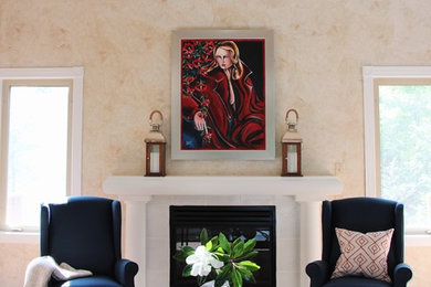 Cette photo montre un salon chic avec une cheminée standard et un manteau de cheminée en plâtre.