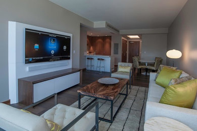 Idee per un piccolo soggiorno contemporaneo chiuso con pareti beige, parquet scuro, TV a parete e pavimento marrone