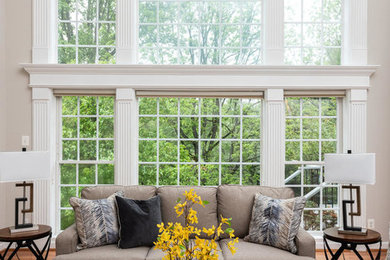 Imagen de sala de estar abierta clásica renovada grande con paredes grises, suelo de madera en tonos medios y suelo marrón