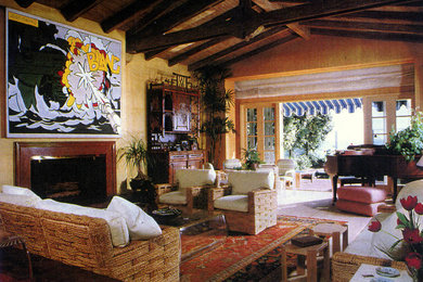 Modelo de sala de estar con barra de bar abierta moderna extra grande con paredes amarillas, todas las chimeneas, marco de chimenea de madera y televisor retractable