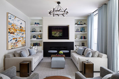 Imagen de sala de estar con biblioteca cerrada tradicional renovada de tamaño medio con paredes blancas, moqueta, marco de chimenea de metal, pared multimedia, chimenea lineal y suelo gris