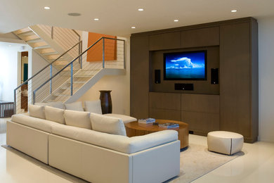 Imagen de salón abierto contemporáneo de tamaño medio sin chimenea con paredes blancas, pared multimedia, suelo beige y alfombra