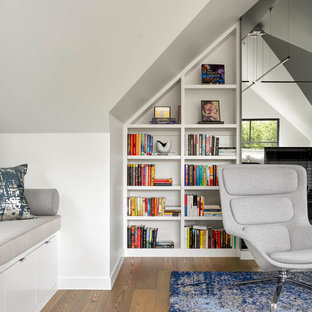 Immagine di un grande soggiorno minimal chiuso con pareti bianche, pavimento in legno massello medio, pavimento verde e libreria