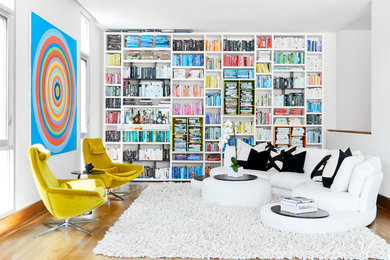 Источник вдохновения для домашнего уюта: гостиная комната в современном стиле с с книжными шкафами и полками, белыми стенами, светлым паркетным полом и ковром на полу без камина, телевизора