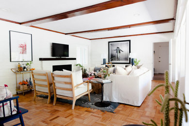 Modelo de sala de estar de estilo americano con paredes blancas