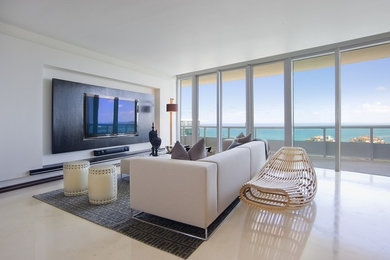 Foto de sala de estar moderna con suelo blanco y alfombra