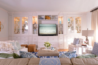 Imagen de sala de estar clásica con pared multimedia y alfombra