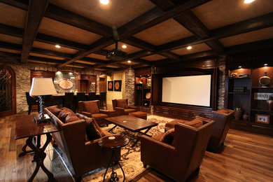 Foto de sala de estar abierta rústica grande con paredes beige, suelo de madera oscura, pared multimedia y suelo marrón