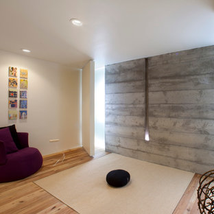 Idee per un soggiorno moderno con pareti beige, pavimento in legno massello medio e nessuna TV