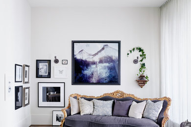 オースティンにあるエクレクティックスタイルのおしゃれなファミリールーム (白い壁、濃色無垢フローリング、暖炉なし、テレビなし) の写真