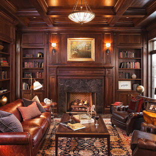 Fernseherlose, Abgetrennte Klassische Bibliothek mit brauner Wandfarbe und Kamin in Minneapolis