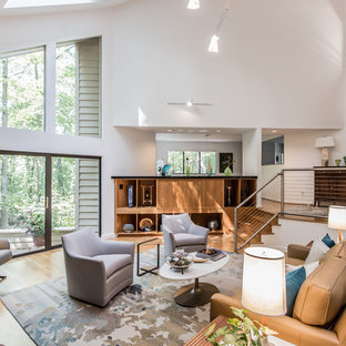 Mittelgroßes, Offenes Mid-Century Wohnzimmer mit weißer Wandfarbe, hellem Holzboden, Kamin, gefliester Kaminumrandung, verstecktem TV und gelbem Boden in Washington, D.C.