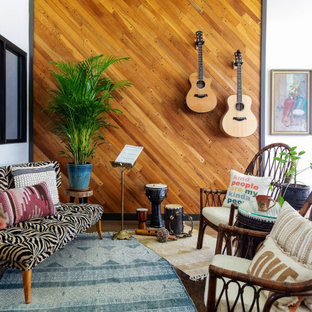 Imagen de sala de estar madera, retro, con paredes blancas, suelo marrón y madera