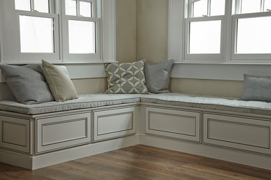 Imagen de sala de estar abierta tradicional renovada de tamaño medio con paredes beige y suelo de madera en tonos medios