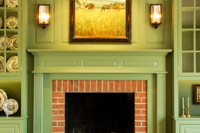 Imagen de sala de estar clásica con paredes blancas, suelo de madera en tonos medios, todas las chimeneas y marco de chimenea de ladrillo