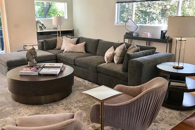 Foto de sala de estar abierta contemporánea grande con paredes beige, suelo de madera clara, pared multimedia y suelo marrón