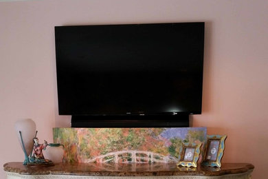 Modelo de sala de estar tradicional de tamaño medio con televisor retractable